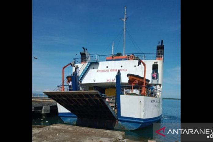 Kapal Awu Awu dari Batulicin batal berangkat ke Sulawesi karena cuaca buruk. (antara)