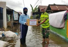 Ibu Rosa Istri Danlanud Pakai Sepatu Bot Naik Perahu Ban Tembus Banjir di Martapura