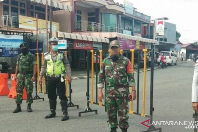 Penjagaan oleh petugas saat Balikpapan menerapkan pembatasan aktivitas masyarakat di awal pandemi pada Maret 2020 lalu. (antara)