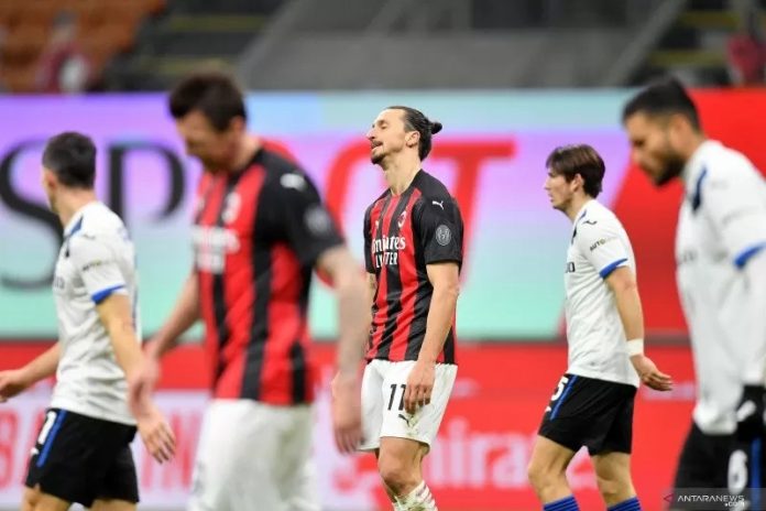 Penyerang AC Milan, Zlatan Ibrahimovic, berjalan ke luar lapangan setelah memainkan pertandingan melawan Atalanta. (reuters via antara)