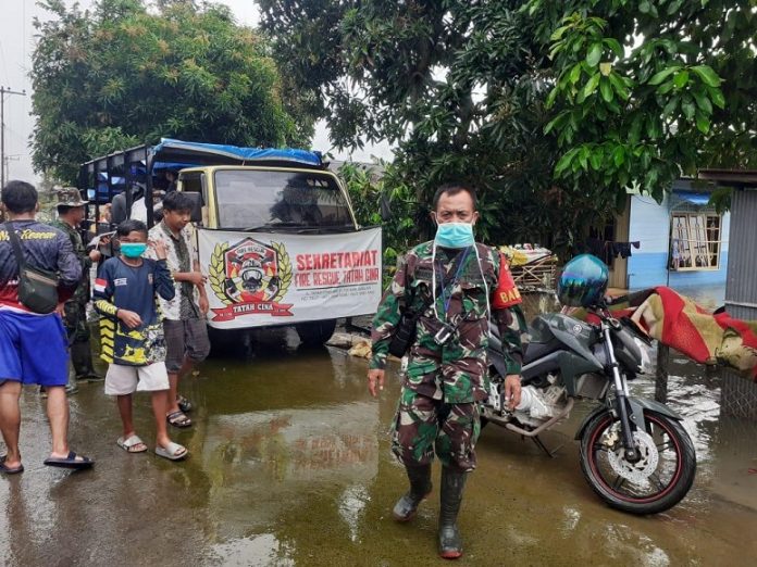 Danramil 1006/08 Gambut, Kapten Cba Teguh Ranu Asmara, turut membantu pemulangan pengungsi Desa Pejambuan, Sungai Tabuk. (istimewa)