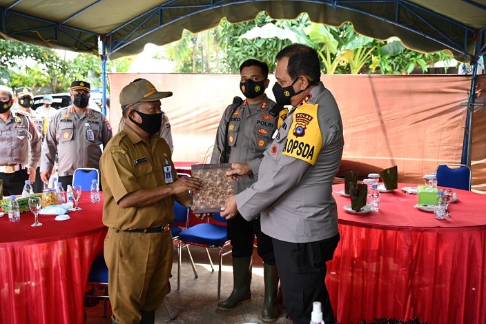 Kapolda Kalsel, Irjen Rikwanto, memberikan bantuan secara simbolis kepada salah satu camat di Kabupaten Banjar. (Humas Polda Kalsel)