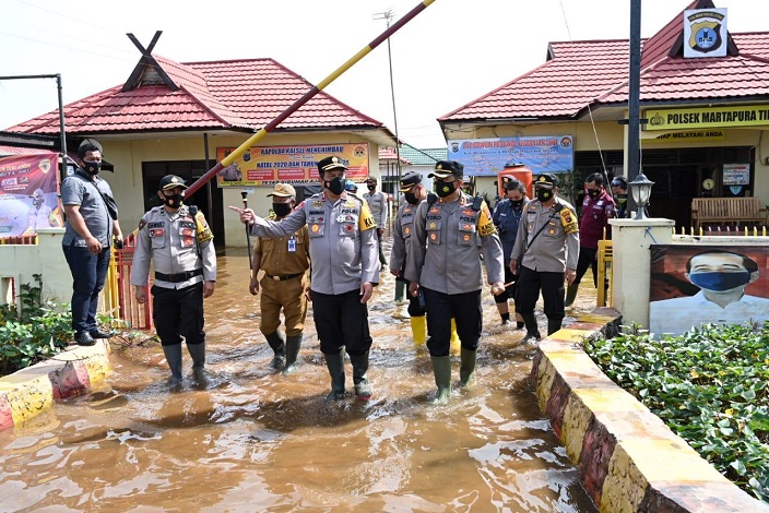 Kapolda Kalsel, Irjen Rikwanto, meninjau salah satu polsek di Kabupaten Banjar yang terendam banjir. (Humas Polda Kalsel)