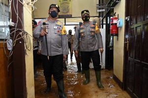Kapolda Kalsel, Irjen Rikwanto, meninjau salah satu polsek di Kabupaten Banjar yang terendam banjir. (Humas Polda Kalsel)
