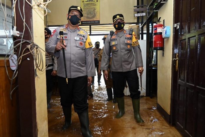 Kapolda Kalsel, Irjen Rikwanto, meninjau salah satu polsek di Kabupaten Banjar yang terendam banjir. (Humas Polda Kalsel)