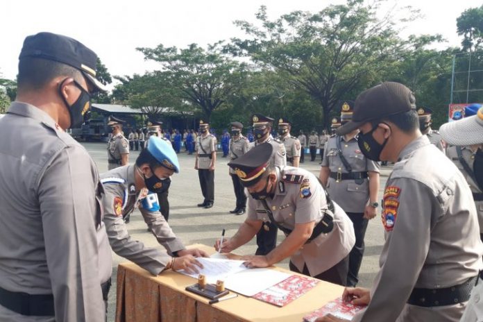 Kepala Kepolisian Resor Tanah Bumbu, Kalimantan Selatan, Ajun Komisaris Besar Polisi (AKBP) Himawan Sutanto Saragih, menyaksikan penandatanganan berita acara oleh salah seorang perwira. (antara)