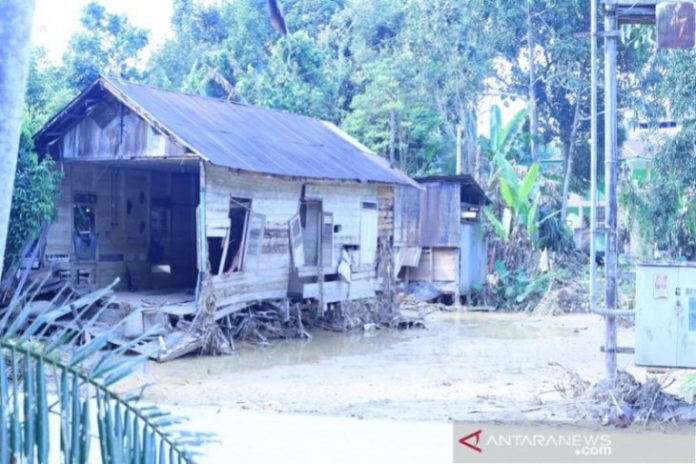 Lokasi rumah H. Idrus bin Muhammad rata dengan tanah, di sisinya adalah rumah tetangganya yang hancur. (Antaranewskalselcom/ Muhammad Fauzi Fadilah)