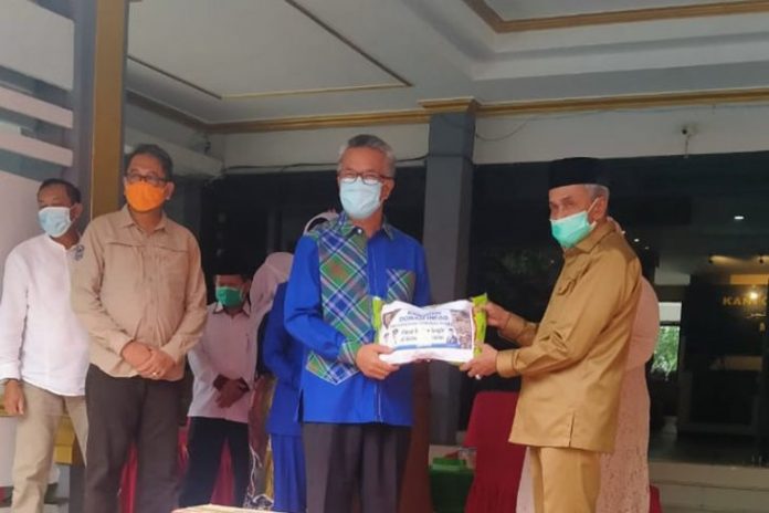 Bupati Banjar Khalilurrahman menerima simbolis bantuan dari ASN dan masyarakat Kota Samarinda Provinsi Kalimantan Timur yang diserahkan Wali Kota Syaharie Jaang. Foto Kominfostandi Banjar/Antaranews Kalsel (Antaranews Kalsel/Istimewa)