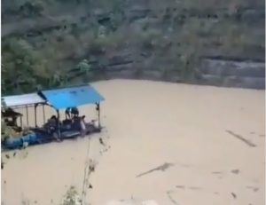 Lokasi pekerja tambang manual terjebak di terowongan. (IG info_terkini_banjarmasin)