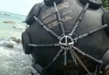 Warga Bintan Heboh Temukan Bola Hitam Raksasa di Tepi Pantai