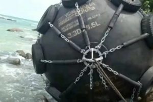 Bola hitam raksasa yang ditemukan warga Bintan, Kepulauan Riau. (antara)