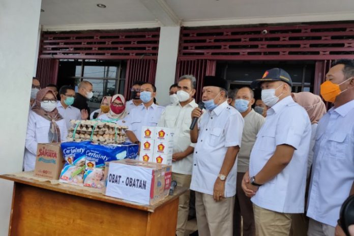 Ketua DPD Gerindra Kalsel, H Abidin HH, bersama Sekjen DPP Partai Gerindra H Ahmad Muzani melepas armada truk pengangkut bantuan untuk korban banjir di Kalsel di Sekretariat DPD Partai Gerindra provinsi setempat - Jalan A Yani Banjarmasin km13 Gambut, Rabu (27/1) siang. (antara/Syamsuddin Hasan)