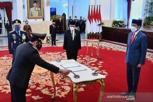 Pelantikan Kapolri Listyo Sigit Prabowo oleh Presiden Joko Widodo. (antara)