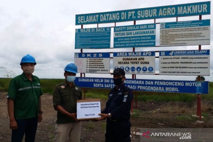 Penyerahan secara simbolis bantuan dari serikat pekerja PT SAM untuk korban banjir di HST. (istimewa-antara)