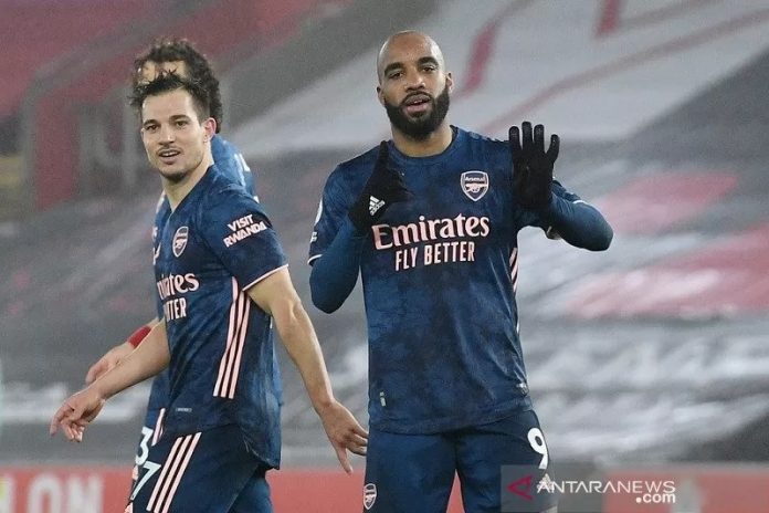 Penyerang Arsenal, Alexander Lacazette (kanan) merayakan gol ke gawang Southampton. (reuters via antara)