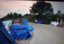 Duh, Warga Paku Alam Sei Tabuk Terpaksa Dirikan Tenda Pengungsian di Tepi Jalan