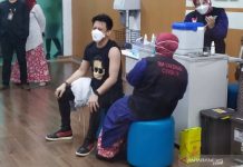 Ariel Noah Dapat Vaksin Covid-19 Dosis Kedua di Bandung