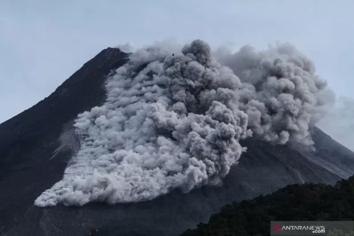 Awan panas guguran Gunung Merapi terlihat dari Kaliurang, Sleman, DI Yogyakarta, Rabu (27/1/2021). ANTARA FOTO/Hendra Nurdiyansyah/hp.