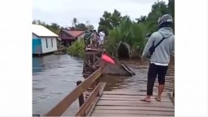 Jembatan Desa Terantang, Batola, putus. (IG @wargabanua)