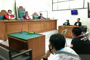Sidang virtual di PN Palembang dengan agenda vonis lima terdakwa pelaku pengrusakan mobil milik Polda Sumatera Selatan, saat unjuk rasa penolakan Omnibus Law 8 Oktober 2020, Kamis (28/1). ANTARA/Aziz Munajar