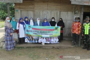 Badan Kontak Majelis Taklim (BKMT) Kabpuaten HSU menyalurkan bantuan sembako di Kecamatan Sungai Pandan, Kamis 28 Januari 2021. (antara)