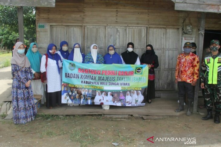 Badan Kontak Majelis Taklim (BKMT) Kabpuaten HSU menyalurkan bantuan sembako di Kecamatan Sungai Pandan, Kamis 28 Januari 2021. (antara)