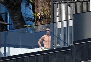 Penyerang Portugal dan Juventus Cristiano Ronaldo berjemur di rumahnya di Funchal pada 16 Maret 2020. - Ronaldo telah berada di karantina di Madeira selama beberapa hari tetapi tidak menunjukkan gejala apa pun dari virus corona yang ditularkan oleh rekan setimnya di Juventus, otoritas lokal di Portugal kata. (Foto oleh RUI SILVA / AFP)