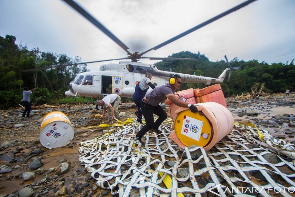 Helikopter BNPB membawa bantuan BBM ke Pegunungan Meratus. (ANTARA FOTO/Bayu Pratama S/rwa)