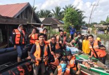 Mahasiswa Poliban Dikawal Paskhas TNI AU Sebar Bantuan ke Daerah Banjir