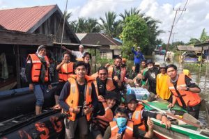 Saat para mahasiswa Poliban di bantu TNI saat mendistribusikan bantuan ke wilayah banjir.(Antaranews Kalsel/Istimewa)