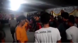 Pelaksanaan rekonstruksi penganiyaan terhadap anggota TNI oleh dua preman. (IG @peristiwa_sekitar_kita)