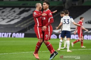 Penyerang Liverpool Roberto Firmino (kanan) melakukan selebrasi bersama Thiago Alcantara seusai menjebol gawang Tottenham Hotspur dalam lanjutan Liga Inggris di Stadion Tottenham Hotspur, London, Inggris, Kamis (28/1/2021) waktu setempat. (ANTARA/REUTERS/POOL/Shaun Botterill)
