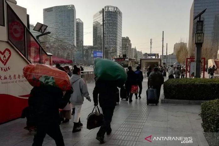 Sejumlah pemudik mulai terpantau kawasan pusat transportasi massal Dongzhimen, Beijing. (antara)