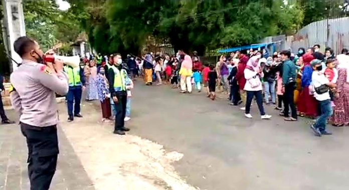 Polisi Bogor bubarkan kerumunan warga di lokasi syuting sinetron Ikatan Cinta yang dibintangi Amanda Manopo. (Tribrata)