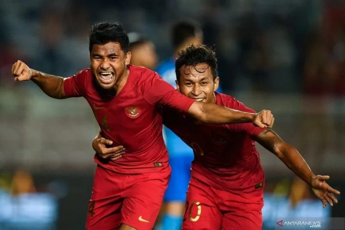 Asnawi Mangkualam Bahar (kiri) saat bermain untuk Timnas U-22. (antara)