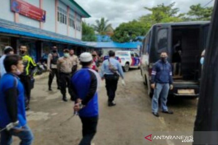 Pemindahan Napi dari Lapas Amuntai, Kabupaten Hulu Sungai Utara, ke Tanjung, Kabupaten Tabalong. (humas polres HSU via antara)