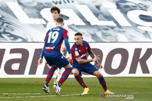 Penyerang Levante, Roger Marti (kanan) melakukan seebrasi usai mencetak gol ke gawang Real Madrid. (reuters via antara)