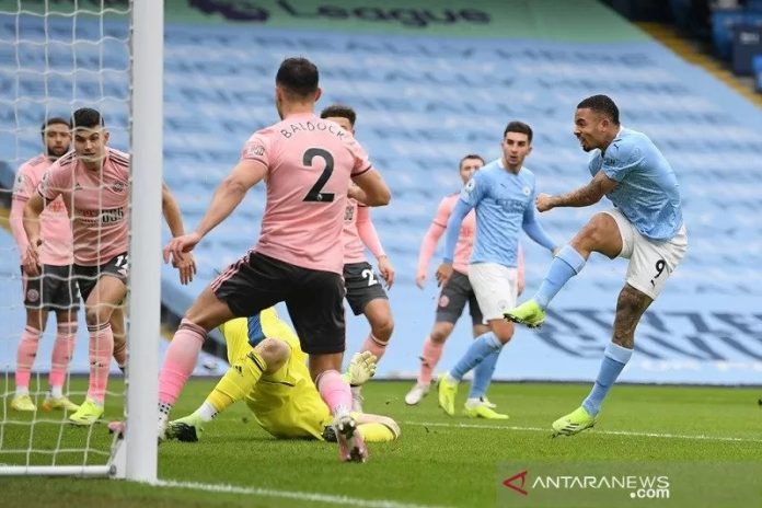 Penyerang Manchester City, Gabriel Jesus (kanan) menyarangkan gol ke gawang Sheffield United. (reuters via antara)