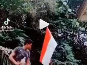 Video pria membakar bendera merah putih. (IG @peristiwa_sekitar_kita)