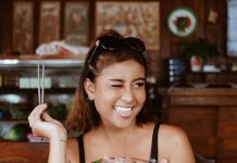 Keren! Selebgram Awkarin Baru 23 Tahun Sudah Bisa Beli Hotel