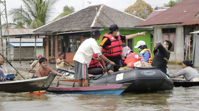 Tenaga kesehatan Kalsel membantun korban banjir. (istimewa)