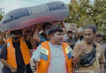 Terobos Banjir, Tommy Kaganangan Serahkan Bantuan kepada Para Korban Terdampak