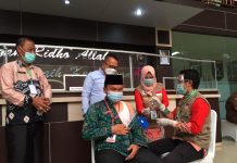 Kepala Kemenag Tanah Bumbu Divaksin, H Sudian Noor Tegaskan Jangan Takut dan Ragu