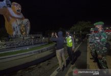 Petugas Gabungan Bubarkan Pengunjung Siring Taman Bekantan ﻿