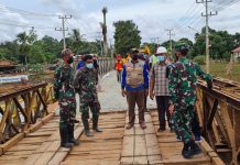 Prajurit Denzipur 8/GM dan Kodim 1009/Pelaihari Perbaiki Jembatan Putus Akibat Banjir di Kabupaten Tanahlaut