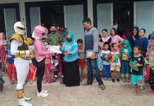 Walau Kebanjiran Juga, Cosplay Power Ranger Salurkan Donasi untuk Korban Banjir Kabupaten Banjar Via Sungai, ini Suka Dukanya