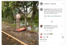 Viral Video Seorang Pria Salat di Tepi Jalan di Tengah Suasana Banjir Kalimantan Selatan