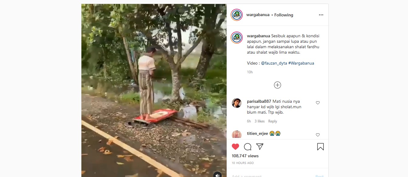 Pria salat di tengah banjir