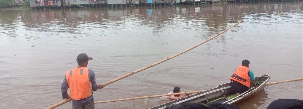 Relawan Gabungan Banjarmasin Lakukan Pencarian Korban Tenggelam di Sungai Martapura
