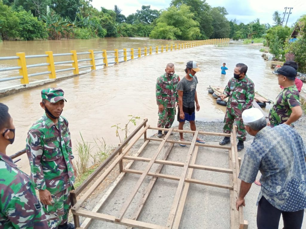 Humas Kodim 1006/Martapura : Babinsa Astambul bikin parit untuk bantu transportasi warga, karena jalan amblas banjir, Selasa (5/1/2021)